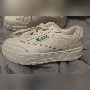 Women's Size 7 Reebok Geo tech tennis shoes.